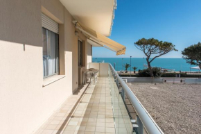 M340 - Marcelli, accogliente trilocale fronte mare con balcone